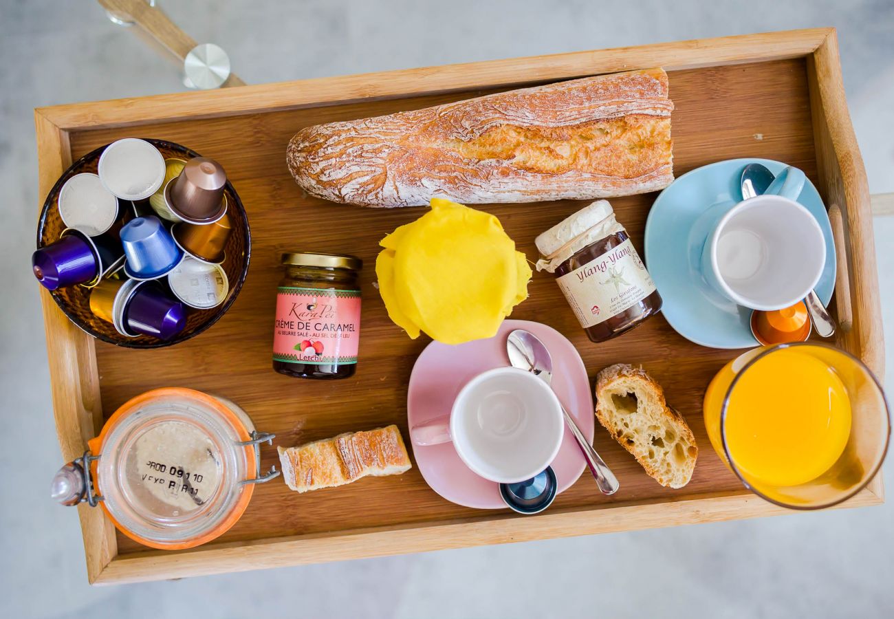 Détente autour d'un café et de produits locaux