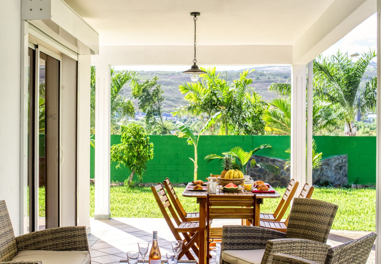 Terrasse extérieure et couverte location villa la réunion