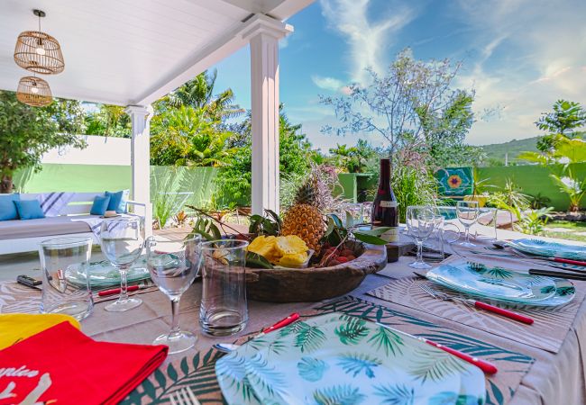 terrasse extérieur villa avec piscine et jardin la réunion