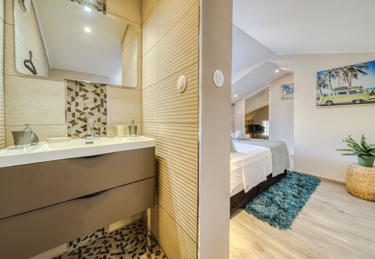 Salle de bain ouverte sur la chambre