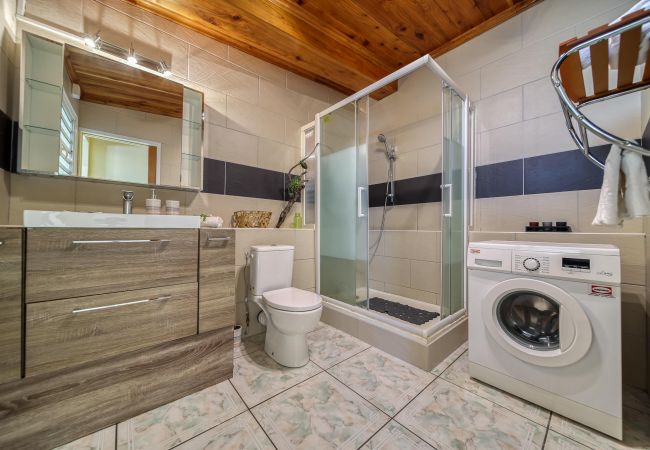 salle de bain moderne location vacances étang salé