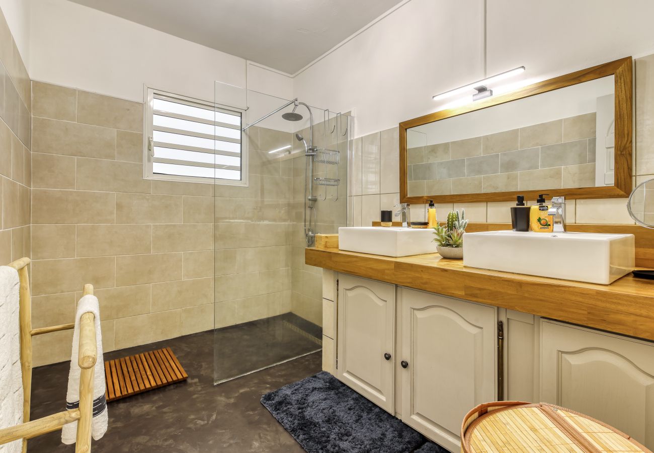 Grande et belle salle de bain avec double vasques