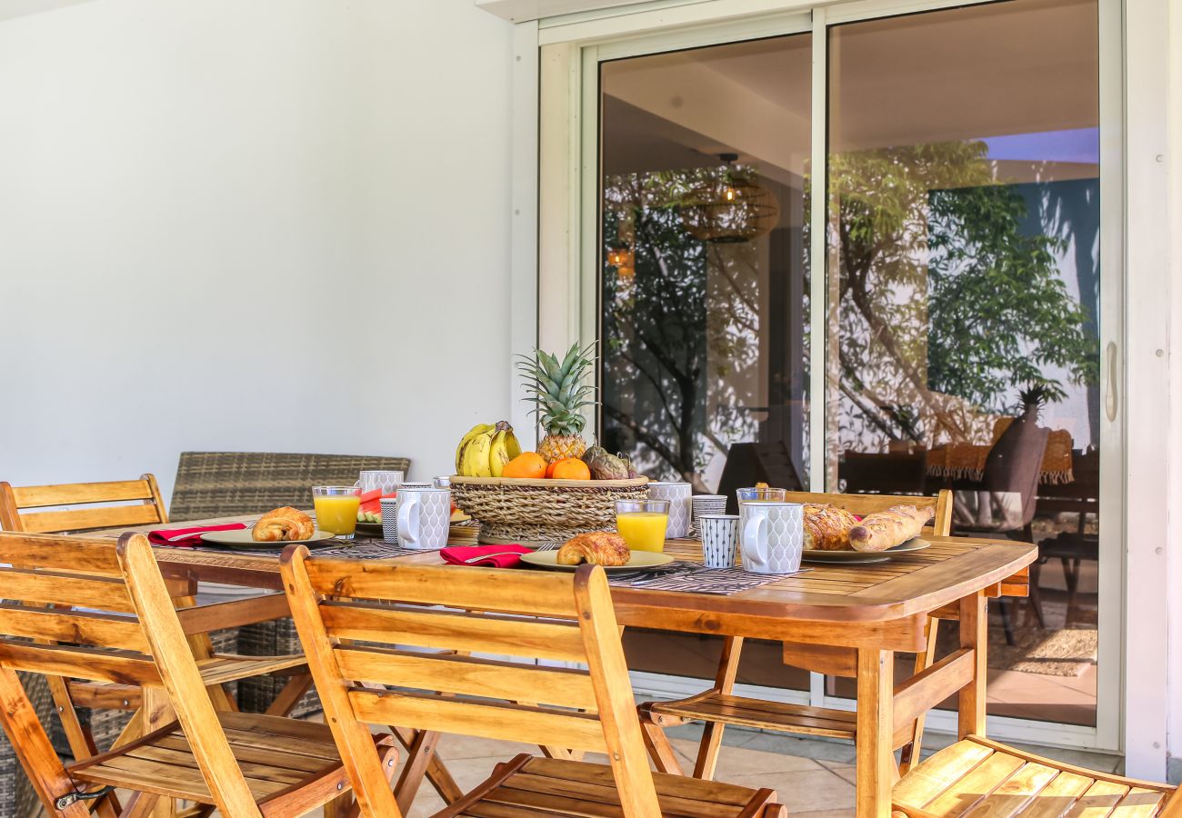 Table a manger sur la terrasse de la Kaz Voyageur